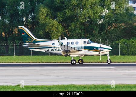 Stuttgart, Allemagne – 24 avril 2018 : avion Makra Beechcraft King Air à l'aéroport de Stuttgart (STR) en Allemagne. Banque D'Images