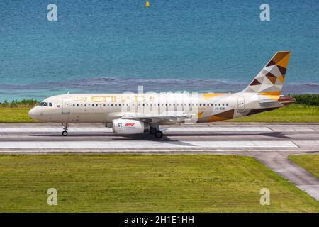 Mahe, Seychelles – 9 février 2020 : avion A320 Etihad Airbus à l'aéroport de Mahe (SEZ) aux Seychelles. Airbus est un constructeur européen d'avions b Banque D'Images