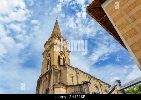 Détail de l'église notre-Dame du Rosaire avec ciel bleu et quelques nuages en arrière-plan. Banque D'Images