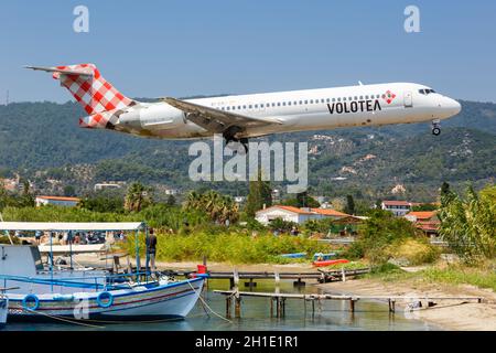 Skiathos, Grèce – 31 juillet 2019 : avion Volotea Boeing 717 à l'aéroport de Skiathos (JSI) en Grèce. Boeing est une condition sine qua non du constructeur américain d'avions Banque D'Images