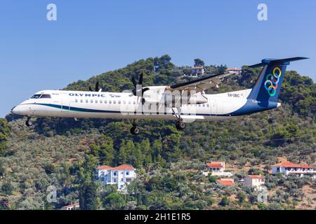 Skiathos, Grèce – 31 juillet 2019 : avion de Bombardier Air olympique DHC-8-400 à l'aéroport de Skiathos (JSI) en Grèce. Banque D'Images