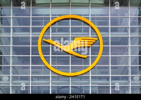 Francfort, Allemagne – 25 avril 2018 : logo de la grue Lufthansa à l'aéroport de Francfort (FRA) en Allemagne. Banque D'Images