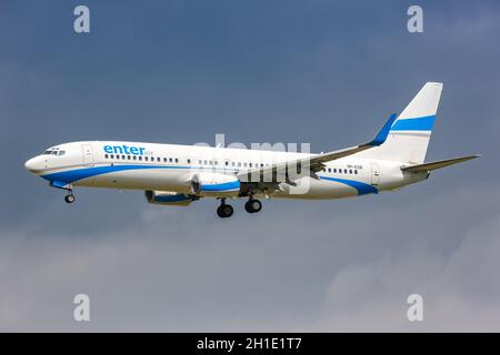 Francfort, Allemagne – 25 avril 2018 : entrez dans l'avion Air Boeing 737 à l'aéroport de Francfort (FRA) en Allemagne. Boeing est un constructeur américain d'avions Banque D'Images