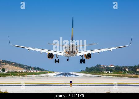 Skiathos, Grèce – 31 juillet 2019 : avion Airbus de Thomas Cook Airlines à l'aéroport de Skiathos (JSI) en Grèce. Airbus est un constructeur européen d'avions Banque D'Images