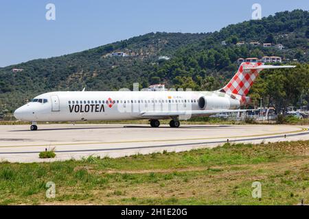 Skiathos, Grèce – 31 juillet 2019 : avion Volotea Boeing 717 à l'aéroport de Skiathos (JSI) en Grèce. Boeing est une condition sine qua non du constructeur américain d'avions Banque D'Images