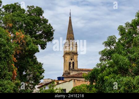 Détail de l'église notre-Dame du Rosaire avec ciel bleu et quelques nuages en arrière-plan. Banque D'Images