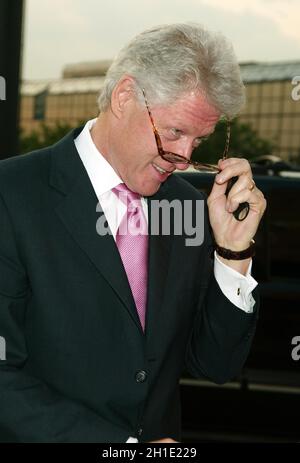 NEW YORK, NY- 23 JUIN : Bill Clinton arrive au 60e anniversaire de Nydia Velazquez, qui s'est tenu à la Copa, le 23 juin 2003, à New York.Crédit : Joseph Marzullo/MediaPunch Banque D'Images