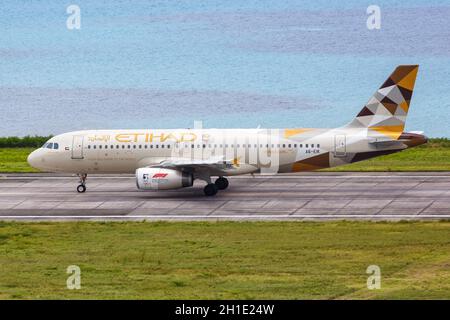 Mahe, Seychelles – 7 février 2020 : avion A320 Etihad Airbus à l'aéroport de Mahe (SEZ) aux Seychelles. Airbus est un constructeur européen d'avions b Banque D'Images