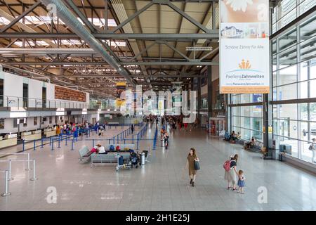 Weeze, Allemagne - le 23 juin 2019 : Terminal de l'aéroport de Weeze Niederrhein (RRN) en Allemagne. Banque D'Images