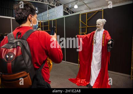 Les gens prennent des photos et des selfies avec les sculptures des personnages de films d'horreur pendant le premier jour du CANAPÉ (salon del Ocio y la Fantasia) 2021, Banque D'Images