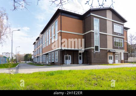 Anapa, Russie - 27 mars 2020: L'école nouvellement construite, l'école élémentaire, sur la base de l'école secondaire 6 de la ville d'Anapa Banque D'Images