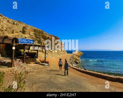 Dahab, Egypte - 17 février 2020 : célèbre site de plongée - Blue Hole en Egypte, où plus de 100 plongeurs sont morts Banque D'Images