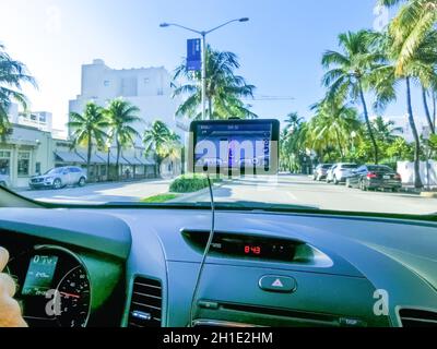 Miami, États-Unis - 29 novembre 2019 : le système de navigation dans la voiture à Miami, États-Unis Banque D'Images