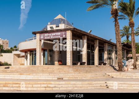 Eilat, Israël - 7 novembre, 2017 : l'entrée centrale à la musée d'histoire de la ville de mon 'Eilat Iri' contre le ciel bleu à Eilat, Israël. Banque D'Images