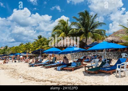 Playa Palancar, Mexique - 24 avril 2019: Les gens se détendent sur la plage de Palancar à Playa Palancar, Quintana Roo, Mexique. Banque D'Images