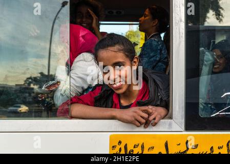 Aqaba, Jordanie - 6 novembre, 2017 non identifié : lycéenne sourire amical dans un autobus à Aqaba, Jordanie. Banque D'Images