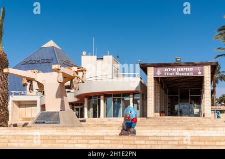 Eilat, Israël - 7 novembre, 2017 : entrée centrale pour le musée de la ville 'Eilat Iri' avec partie supérieure du mât du navire d'armes Karine, capturé par Israël Banque D'Images