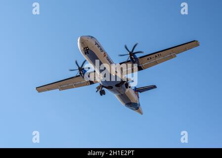 Eilat, Israël - 7 novembre, 2017 : avion de passagers ATR 72-500 IsrAir Airlines atterrissant à l'Aéroport J. Hozman Eilat. Banque D'Images