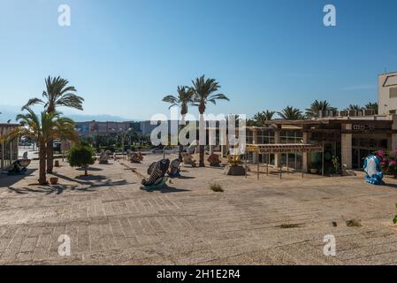 Eilat, Israël - 7 novembre, 2017 : entrée centrale pour le musée de la ville 'Eilat Iri' (ma ville Musée d'Histoire) avec la sculpture de poisson au premier plan. Banque D'Images