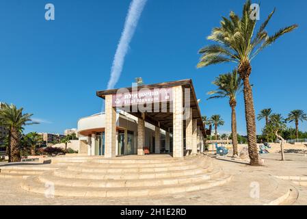 Eilat, Israël - 7 novembre, 2017 : l'entrée centrale à la musée d'histoire de la ville de mon 'Eilat Iri' contre le ciel bleu à Eilat, Israël. Banque D'Images