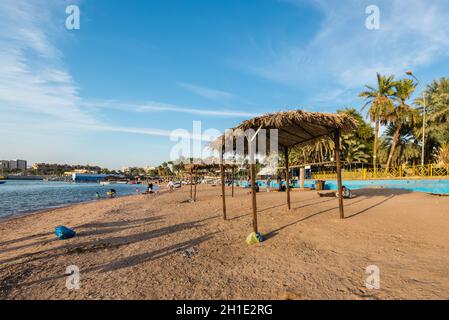 Aqaba, Jordanie - le 6 novembre 2017 : Les gens se détendre sur la plage publique centrale Al-Ghandour à Aqaba, Jordanie. Banque D'Images