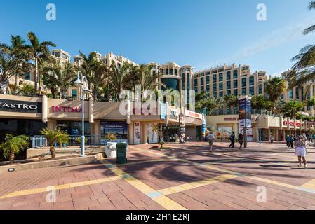 Eilat, Israël - le 7 novembre 2017 : Central promenade avec des magasins, hôtels et restaurant à Eilat - célèbre station touristique en Israël. Banque D'Images