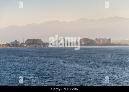 Eilat, Israël - 7 novembre 2017 : La vue de port du fret sur la ville d'Eilat dans le sable haze - célèbre site touristique et lieu de villégiature en Israël. Banque D'Images