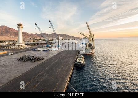 Aqaba, Jordanie - le 6 novembre 2017 : Vue de la cargaison port industriel d'Aqaba. L'emplacement du port qui relie l'Afrique et le Moyen-Orient. Banque D'Images