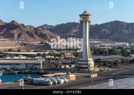 Aqaba, Jordanie - le 6 novembre 2017 : Moyen Orient au bord de la mer Rouge, port industriel avec tour de contrôle (phare) à Aqaba (Jordanie). Banque D'Images