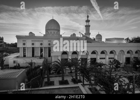 Aqaba, Jordanie - le 6 novembre 2017 : La plus grande mosquée de Jordanie Charif Al Hussein Bin Ali dans le centre d'Aqaba, en Jordanie. Photographie noir et blanc Banque D'Images