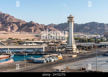 Aqaba, Jordanie - le 6 novembre 2017 : Moyen Orient au bord de la mer Rouge, port industriel avec tour de contrôle (phare) à Aqaba (Jordanie). Banque D'Images