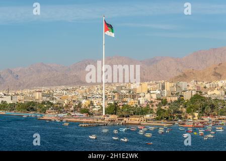 Aqaba, Jordanie - le 6 novembre 2017 : Architecture d'Aqaba et du drapeau de la Jordanie en agitant au-dessus de la ville. Drapeau arabe d'Revolt-Sixth mât le plus haut dans le monde Banque D'Images