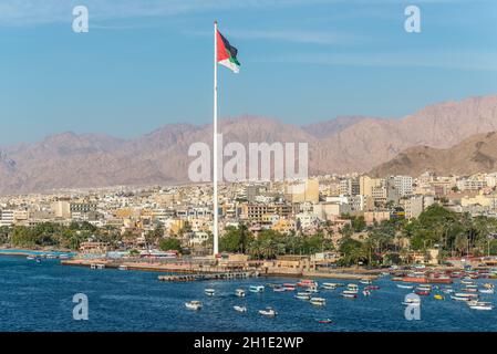 Aqaba, Jordanie - le 6 novembre 2017 : Architecture d'Aqaba et du drapeau de la Jordanie en agitant au-dessus de la ville. Drapeau arabe d'Revolt-Sixth mât le plus haut dans le monde Banque D'Images