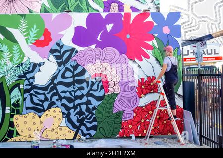 Miami, États-Unis d'Amérique - 30 novembre 2019 : l'artiste travaillant à Art Wynwood à Miami, États-Unis.Wynwood est un quartier de Miami en Floride qui Banque D'Images