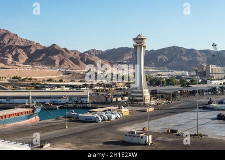 Aqaba, Jordanie - le 6 novembre 2017 : Moyen Orient au bord de la mer Rouge, port industriel avec tour de contrôle (phare) à Aqaba (Jordanie). Banque D'Images