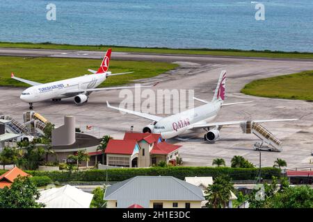 Mahe, Seychelles – 3 février 2020 : Qatar Airways et Turkish Airlines Airbus A 330 à l'aéroport de Mahe (SEZ) aux Seychelles. Banque D'Images