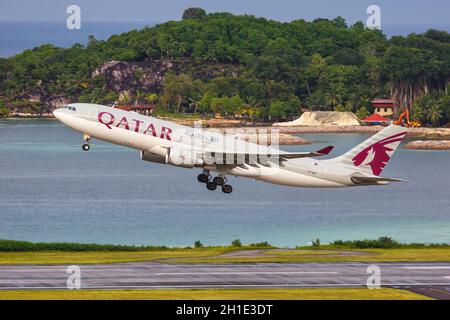 Mahe, Seychelles – 2 février 2020: Qatar Airways Airbus A330 à l'aéroport de Mahe (SEZ) aux Seychelles. Airbus est une entreprise européenne d'avions Banque D'Images