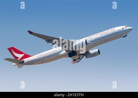 Hong Kong, Chine – 20 septembre 2019 : avion Cathay Dragon Airbus A330-300 à l'aéroport de Hong Kong (HKG) en Chine. Airbus est un fabricant européen d'avions Banque D'Images