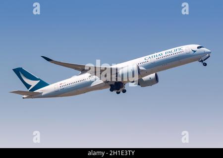 Hong Kong, Chine – 20 septembre 2019 : avion Cathay Pacific Airways Airbus A 350-900 à l'aéroport de Hong Kong (HKG) en Chine. Airbus est un Aircr européen Banque D'Images