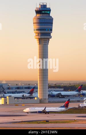 Atlanta, Géorgie – 3 avril 2019 : avion Boeing 737-900 ER Delta Air Lines à l'aéroport d'Atlanta (ATL) en Géorgie. Boeing est un fabricant américain d'avions Banque D'Images