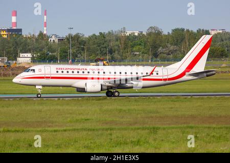 Varsovie, Pologne – 26 mai 2019 : Rzeczpospolita Polska Embraer 175 avion à l'aéroport de Varsovie (WAW) en Pologne. Banque D'Images