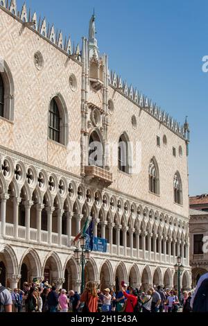 Venise, Italie - Avril 2018 : les touristes au Palais des Doges sur la Piazza San Marco à Venise Banque D'Images