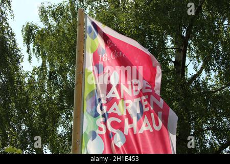 Die Flaggen der Landesgartenschau 2020 in Überlingen am Bodensee flattern im Wind - die mehrmonatige Veranstaltung steht wegen der Coronakrise vor dem Banque D'Images