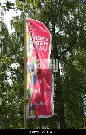 Die Flaggen der Landesgartenschau 2020 in Überlingen am Bodensee flattern im Wind - die mehrmonatige Veranstaltung steht wegen der Coronakrise vor dem Banque D'Images