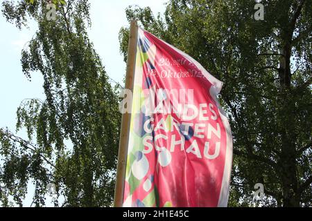 Die Flaggen der Landesgartenschau 2020 in Überlingen am Bodensee flattern im Wind - die mehrmonatige Veranstaltung steht wegen der Coronakrise vor dem Banque D'Images