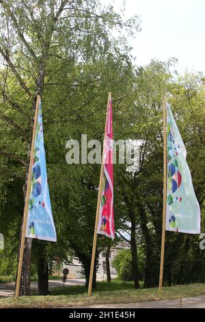 Die Flaggen der Landesgartenschau 2020 in Überlingen am Bodensee flattern im Wind - die mehrmonatige Veranstaltung steht wegen der Coronakrise vor dem Banque D'Images