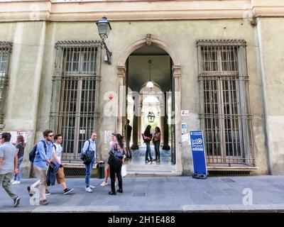 GÊNES, ITALIE - 11 septembre 2019: Les gens près de la bibliothèque de l'Université est situé sur la via Balbi, il y a toujours beaucoup d'étudiants là Banque D'Images