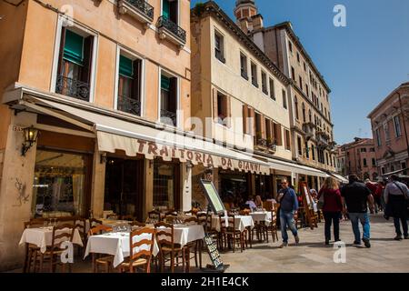 Venise, Italie - Avril 2018 : les touristes et les habitants de marcher autour de la belle des rues de Venise en une journée ensoleillée au début du printemps Banque D'Images