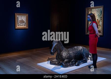 LONDRES, ROYAUME-UNI.18 octobre 2021.DAME ELISABETH FRINK, R.A. (1930-1993) couché en bas de cheval IIEstimation: GBP 300,000 - GBP 500,000 à proposer à Christies's Modern British and Irish Art Evening sale.La vente aura lieu le 20 octobre à Christie's King Street, Londres.Credit: amer ghazzal / Alamy Live News Banque D'Images