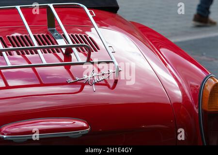 HEILIGENHAUS, NRW, ALLEMAGNE - 10 SEPTEMBRE 2017: Heiligenhaus, NRW, Allemagne - 10 septembre 2017: Vue arrière de la voiture Volkswagen Karmann Ghia d'époque en rouge Banque D'Images